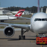 A Qantas airplane mid-flight, symbolizing the accidente avion 25 de julio 2019 Qantas.